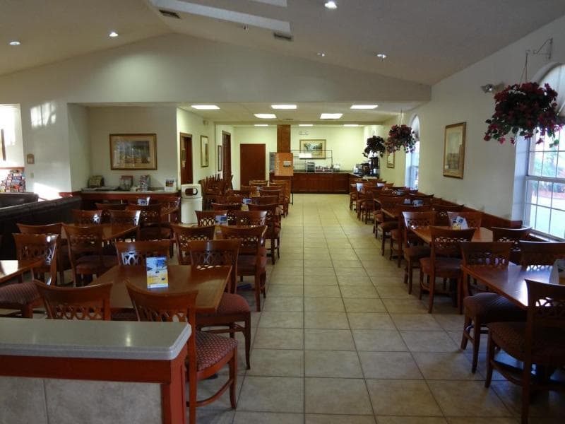 Econo Lodge Airport at RJ Stadium 5
