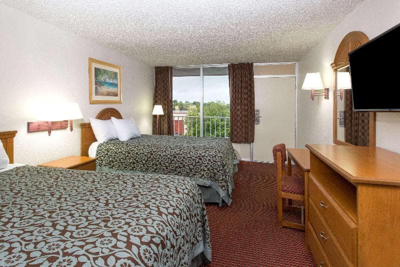 Days Inn by Wyndham Fort Myers 5