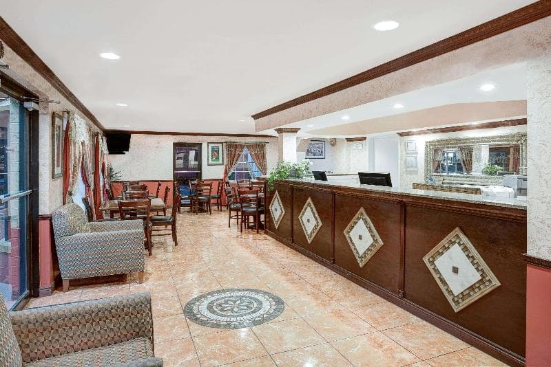 Howard Johnson by Wyndham Ft. Myers 5