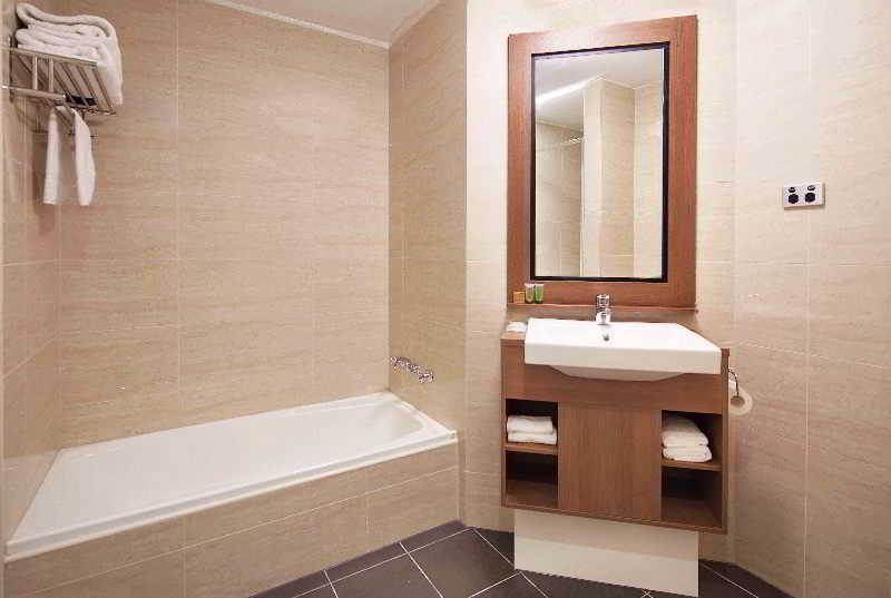 Quality Hotel Ambassador Perth 4