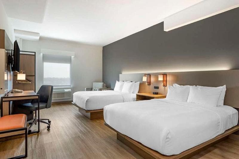 Comfort Inn & Suites Newark Liberty International Airport photo 1