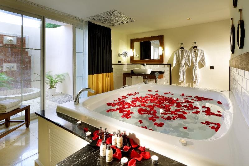 The Signature Level Grand Palladium Lady Hamilton 5