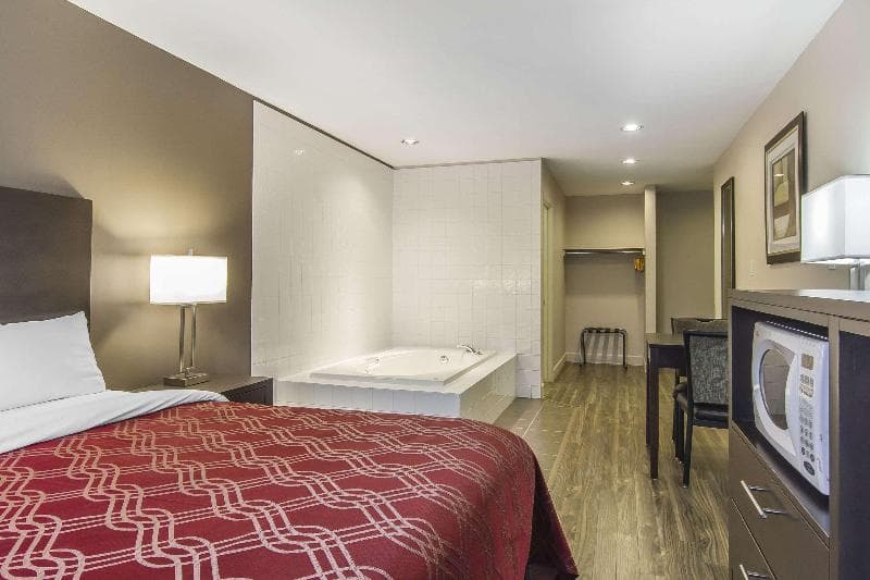 Econo Lodge Inn & Suites 2