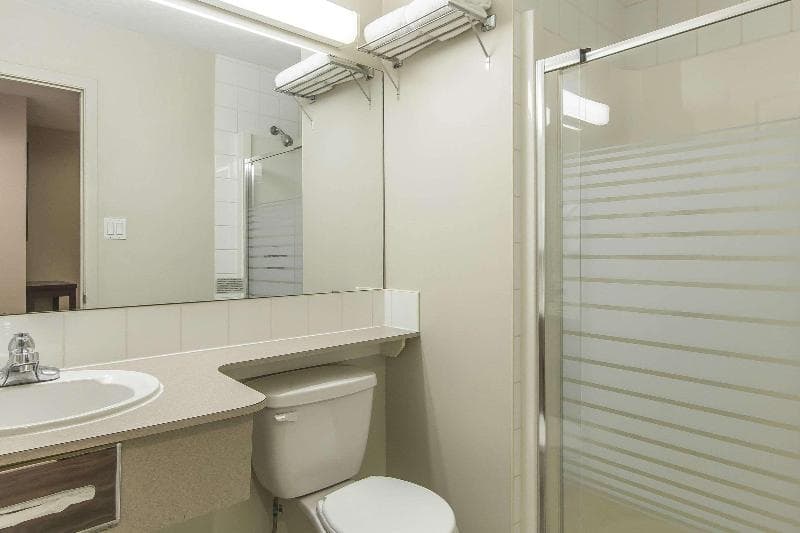 Econo Lodge Inn & Suites 3
