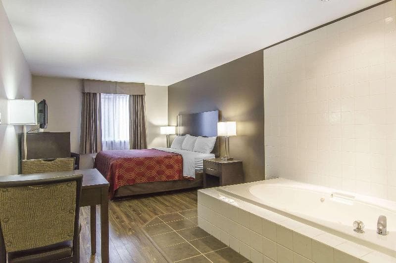 Econo Lodge Inn & Suites 4