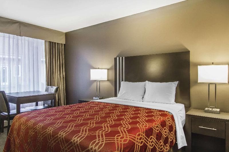 Econo Lodge Inn & Suites 5