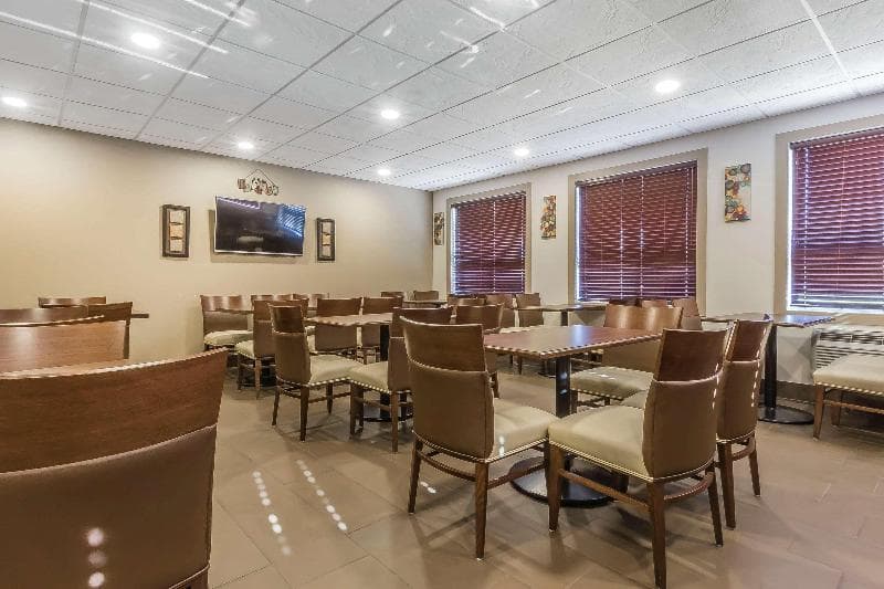 Comfort Inn & Suites 4