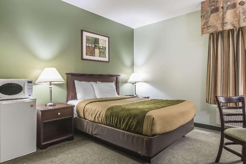 Econo Lodge 4