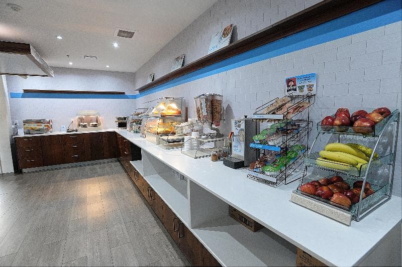 Holiday Inn Express & Suites Toronto Airport West 2