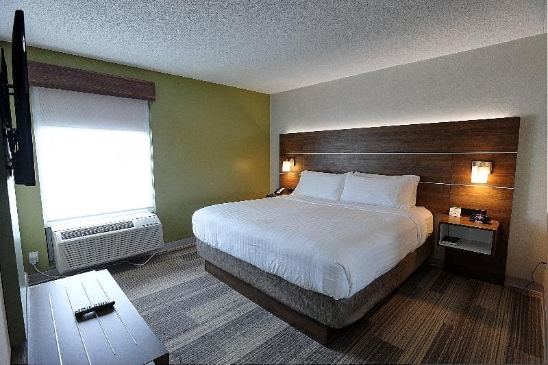 Holiday Inn Express & Suites Toronto Airport West 5