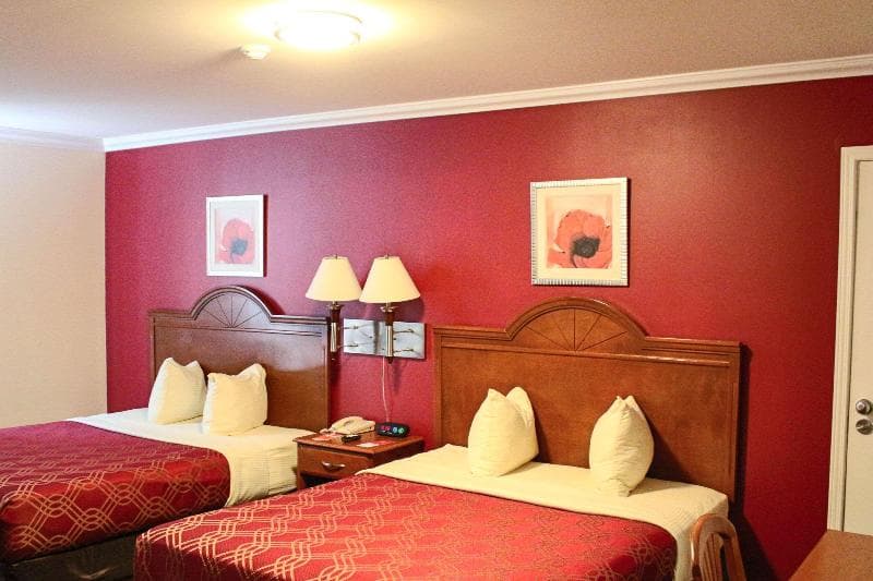 Super 8 by Wyndham Pembroke 4