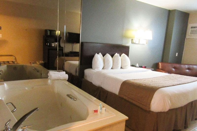 Econo Lodge 4
