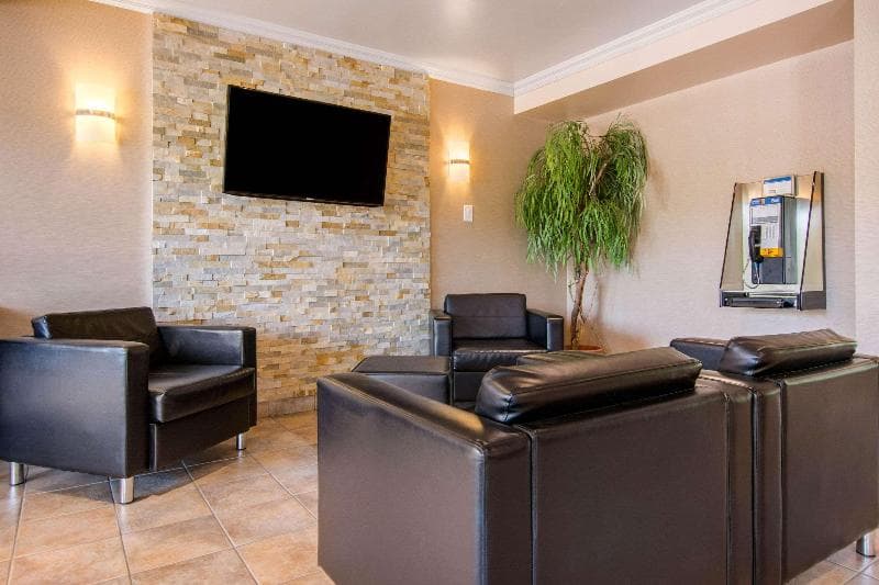 Comfort Inn & Suites 4