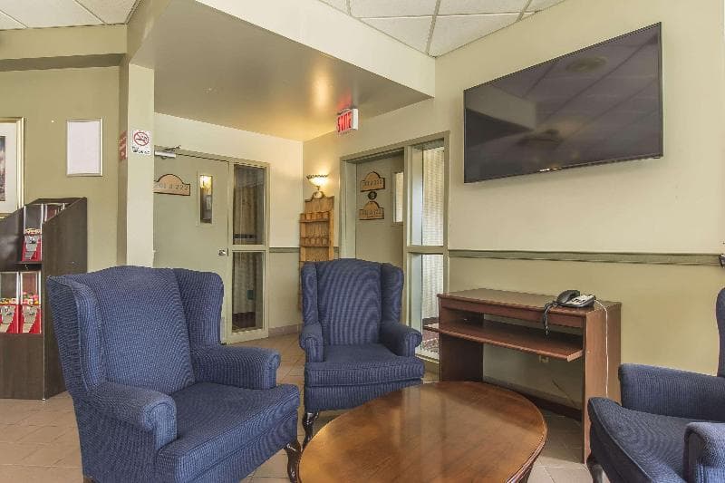 Quality Hotel & Suites 4