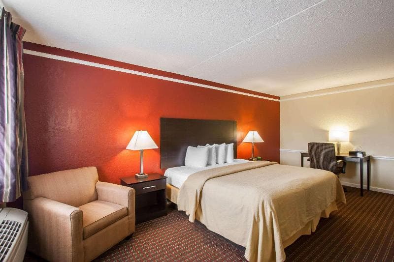 Econo Lodge 3