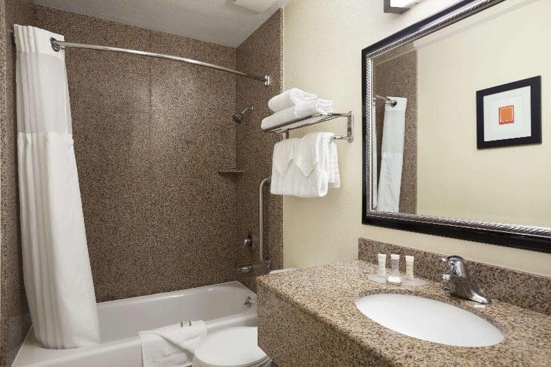 Howard Johnson by Wyndham San Diego SeaWorld photo 1