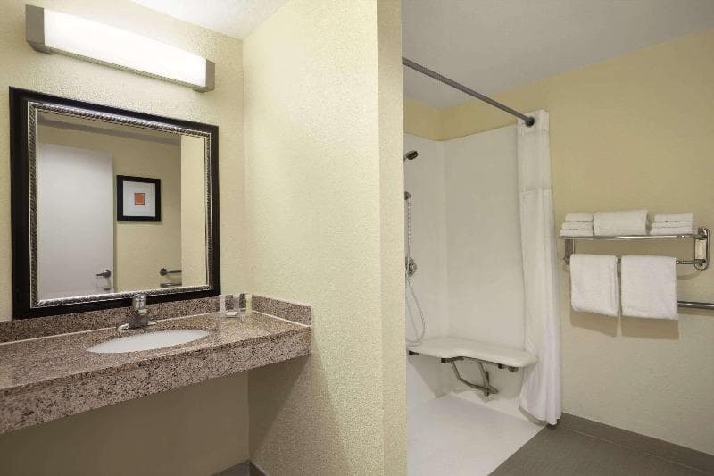 Howard Johnson by Wyndham San Diego SeaWorld 5