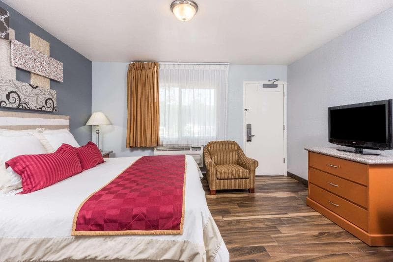 Ramada by Wyndham Near Seaworld / Mission Beach 5