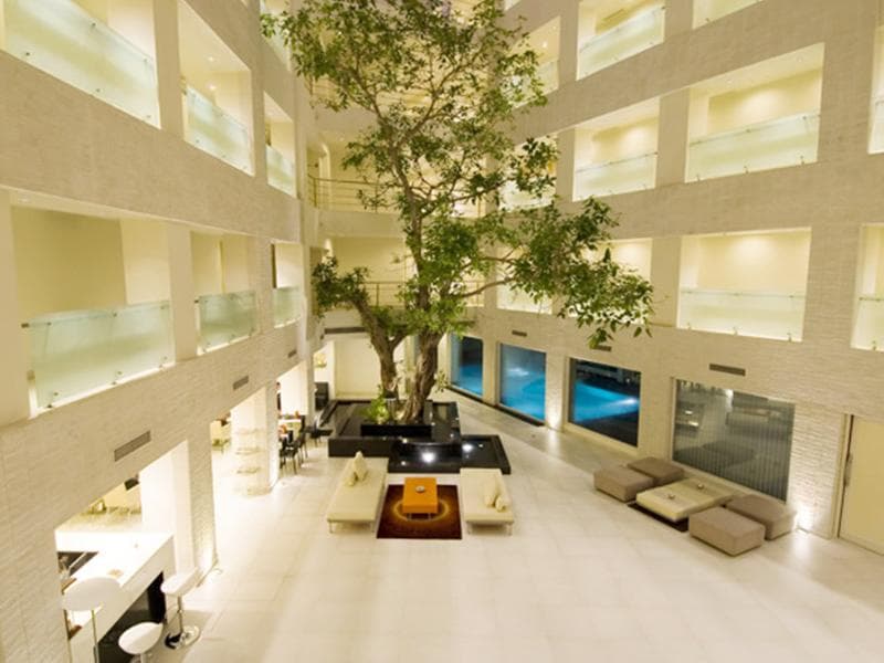 Avalon Courtyard photo 1