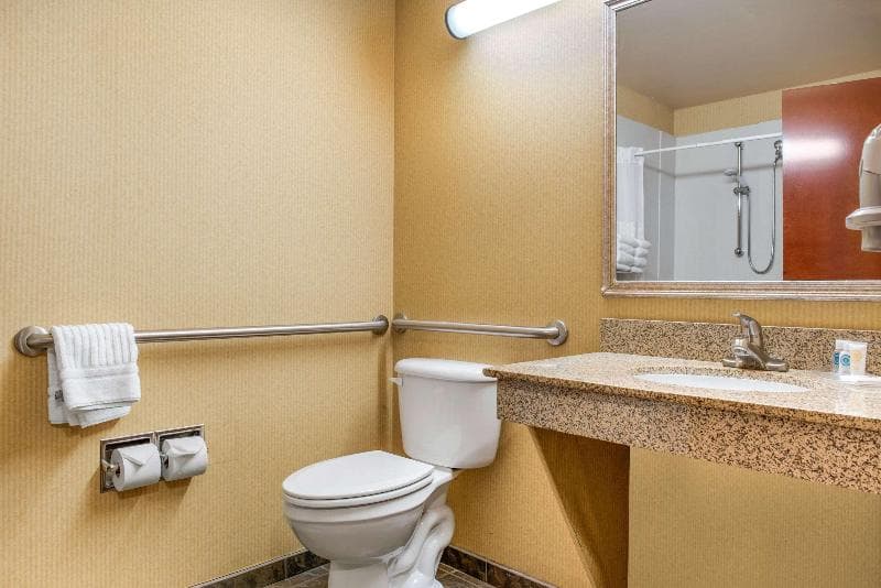 Comfort Suites Airport 4