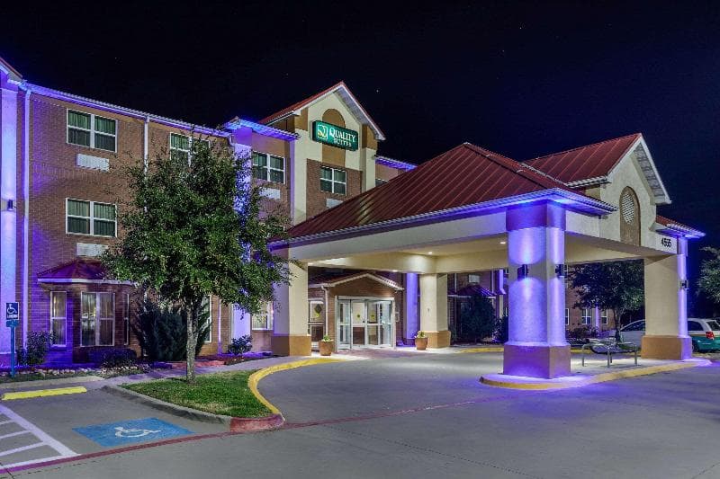 Quality Suites Addison-Dallas 4