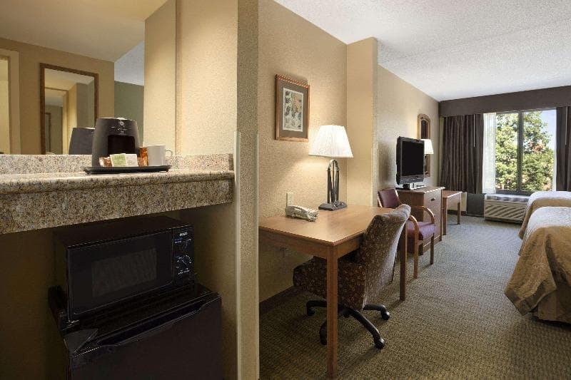 Wingate by Wyndham Little Rock 5