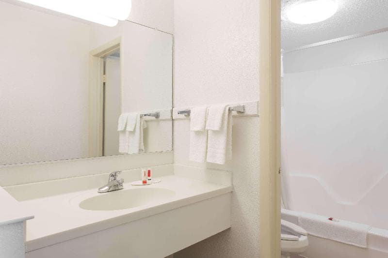Howard Johnson by Wyndham Virginia Beach 2