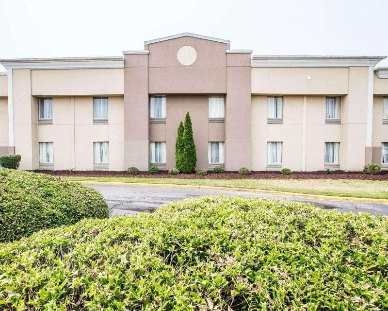Quality Inn & Suites Airpark East photo 1