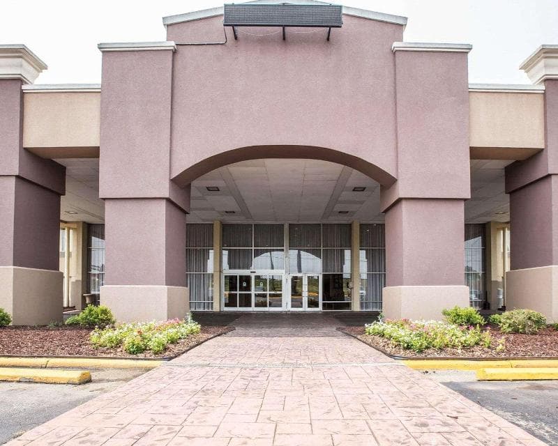 Quality Inn & Suites Airpark East 2