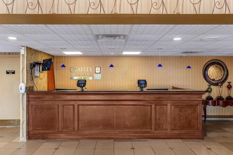 Quality Inn & Suites Airpark East 3