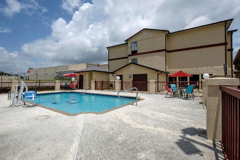 Red Roof Inn & Suites Mobile SW - I-10 photo 1