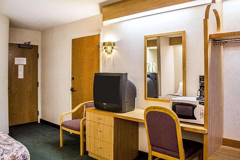 Rodeway Inn 5