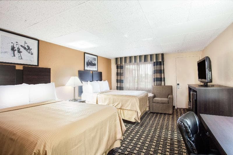 Travelodge by Wyndham South Burlington photo 1