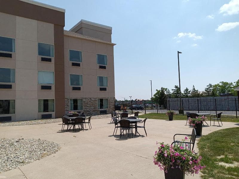 Comfort Suites South 4