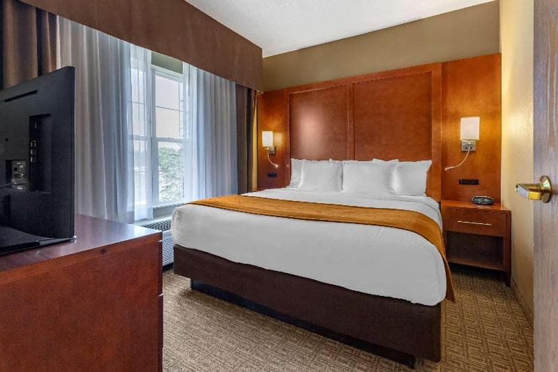 Comfort Suites Marquette 2