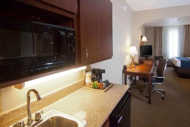 Comfort Suites Waco 4