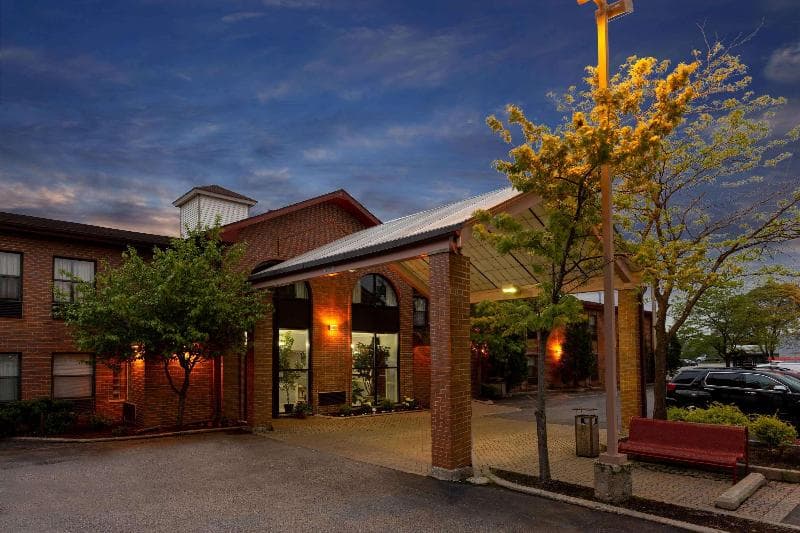 Howard Johnson by Wyndham Waukegan Great Lakes 4