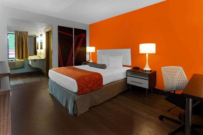 Howard Johnson by Wyndham Waukegan Great Lakes 3