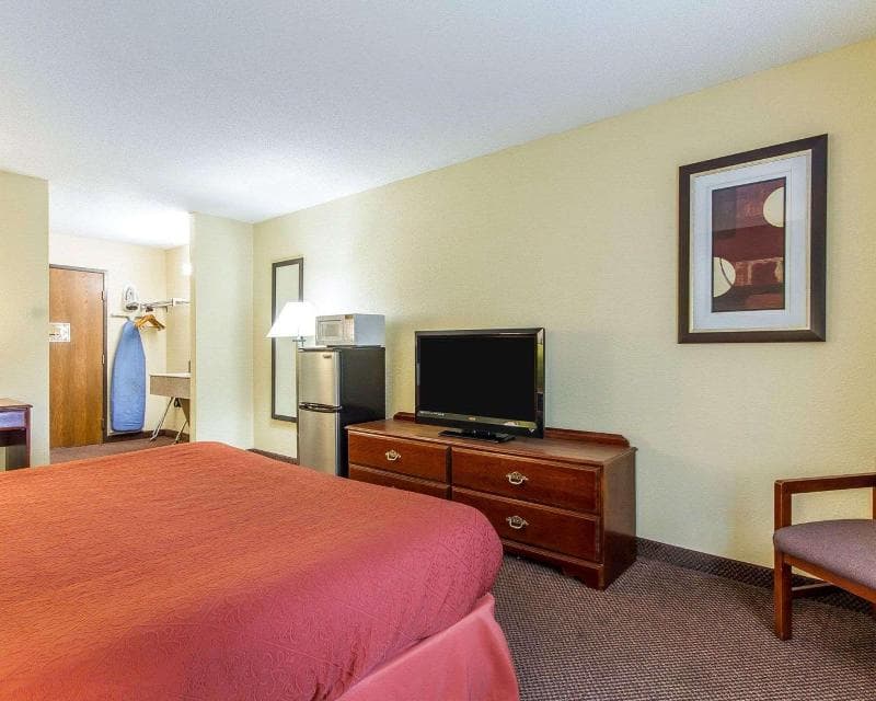 AmericInn by Wyndham Reedsburg 5
