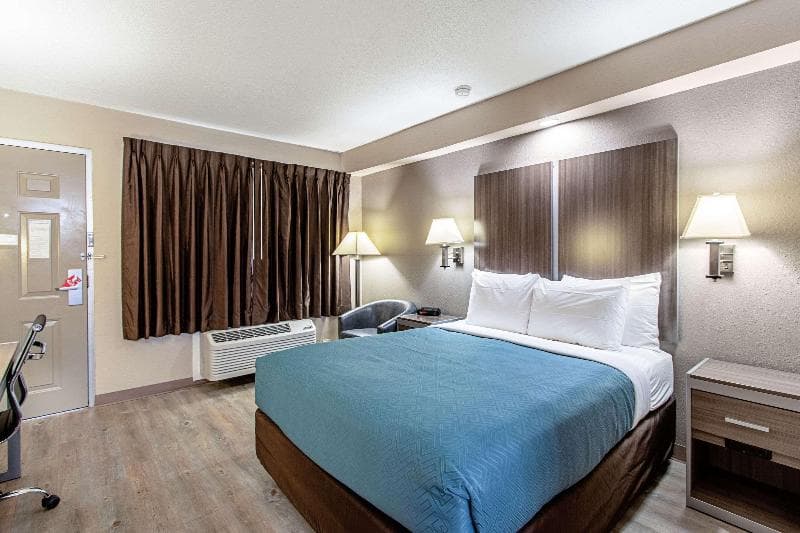 Econo Lodge 3