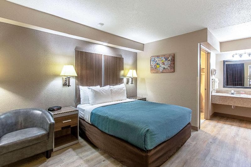 Econo Lodge 5