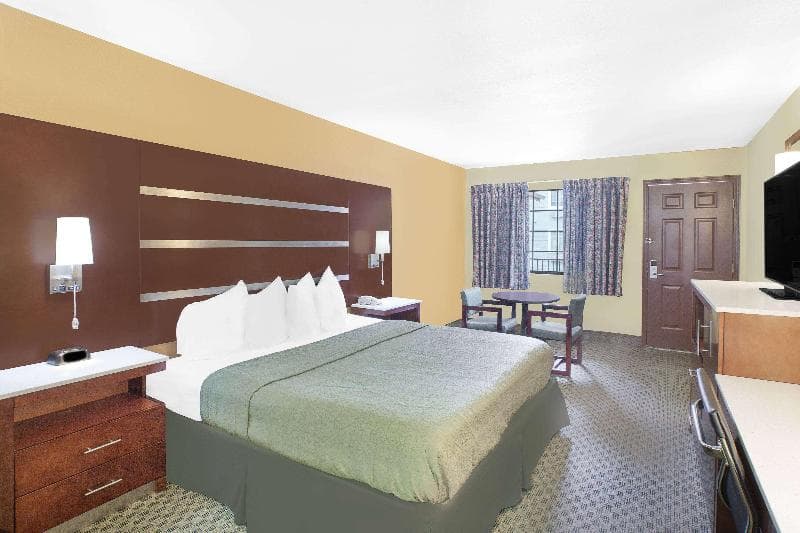 Days Inn by Wyndham Fayetteville 4
