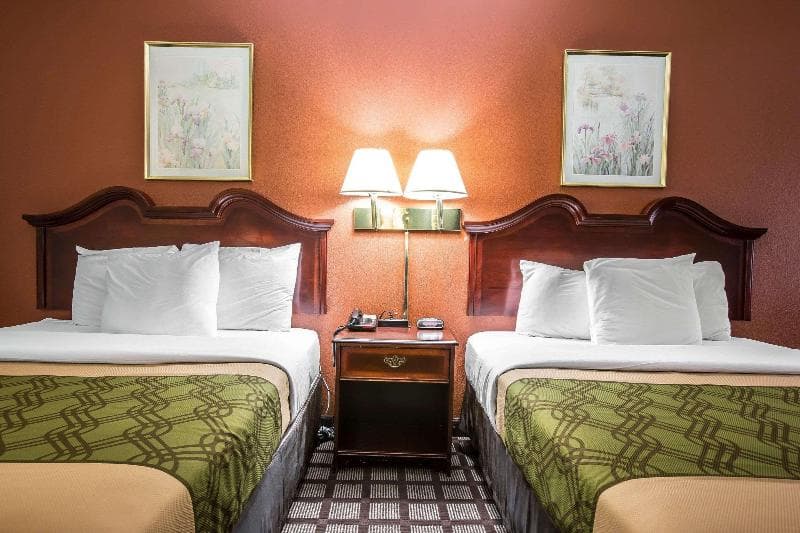 Econo Lodge South 4