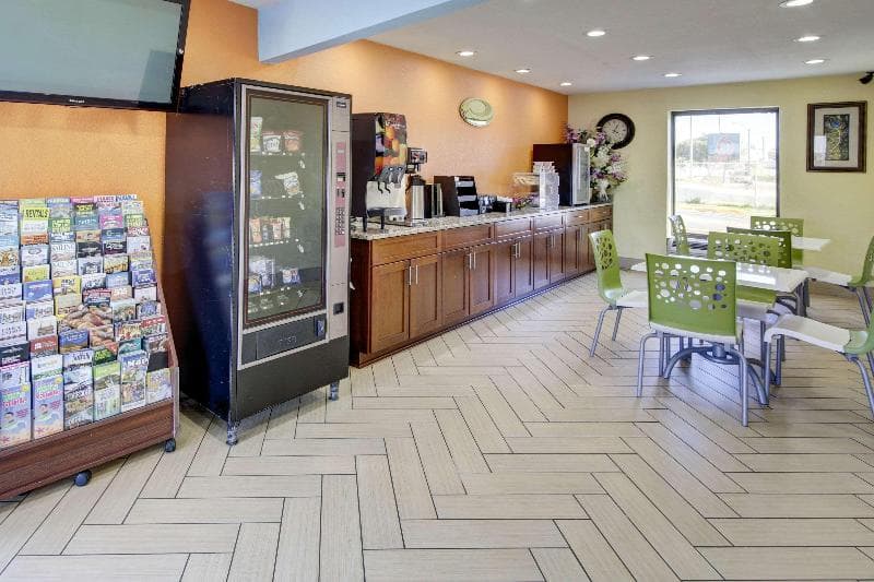 Econo Lodge At Military Circle 3