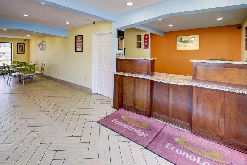 Econo Lodge At Military Circle 4