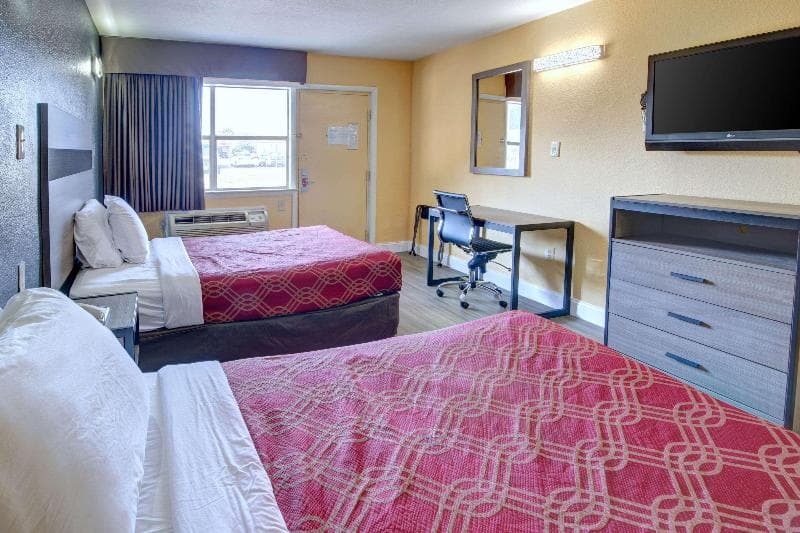 Econo Lodge At Military Circle 5