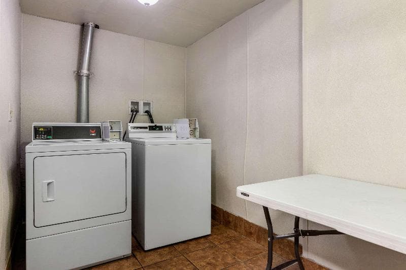 Econo Lodge Milwaukee Airport 3