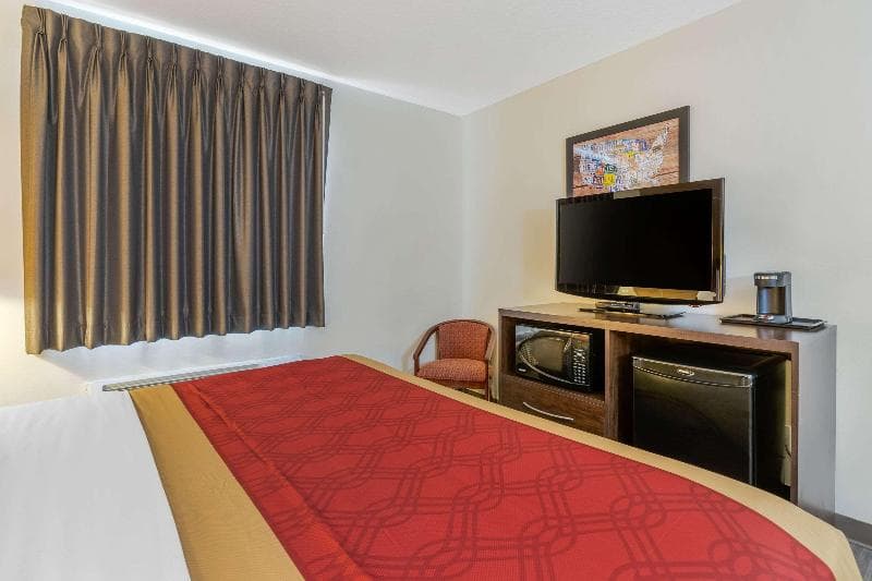 Econo Lodge Inn& Suites Fairgrounds 4