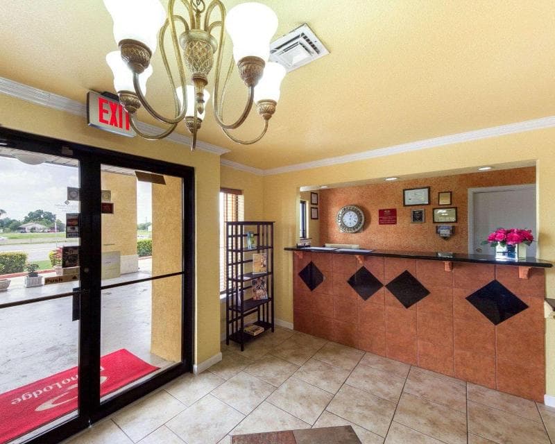 Econo Lodge Inn & Suites Downtown Northeast 4