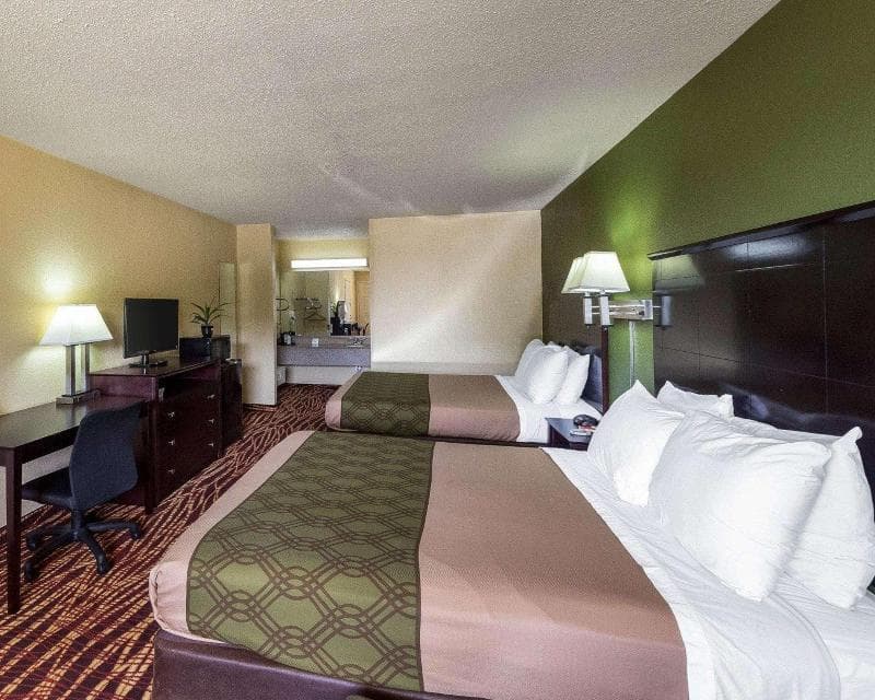 Econo Lodge Inn & Suites Downtown Northeast 3